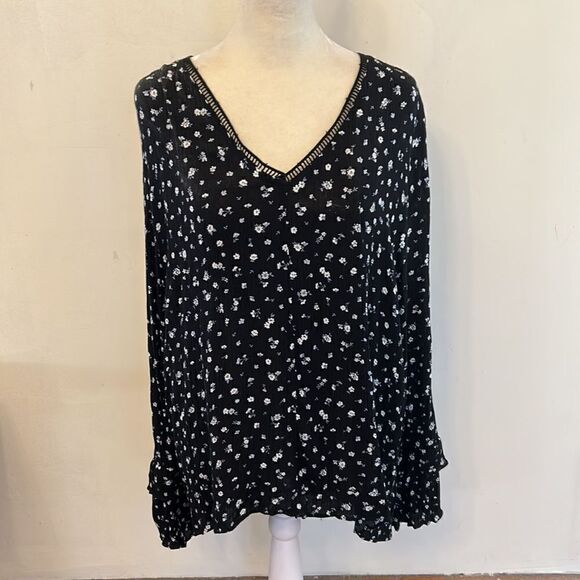 everleigh black floral long statement sleeve V neck blouse Size XL - Picture 2 of 9